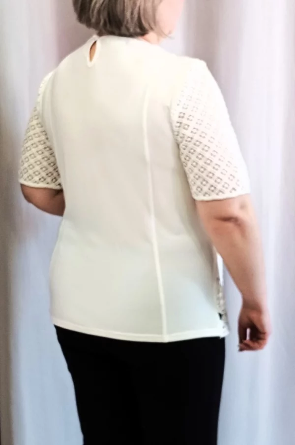 Λευκή κοντομάνικη μπλούζα με κιπούρ δαντέλα