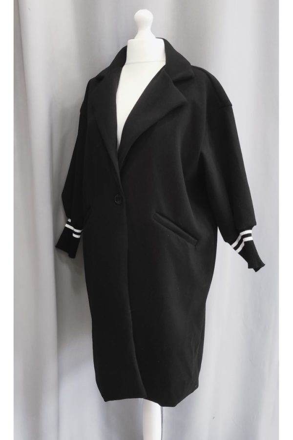 Μαύρο παλτό με πέτο γιακά και κουμπί