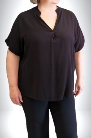 Μαύρη μπλούζα με V λαιμόκοψη και μικρό όρθιο γιακά