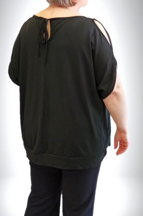 Ελαστική μαύρη μπλούζα με ανοίγμα στο μανίκι